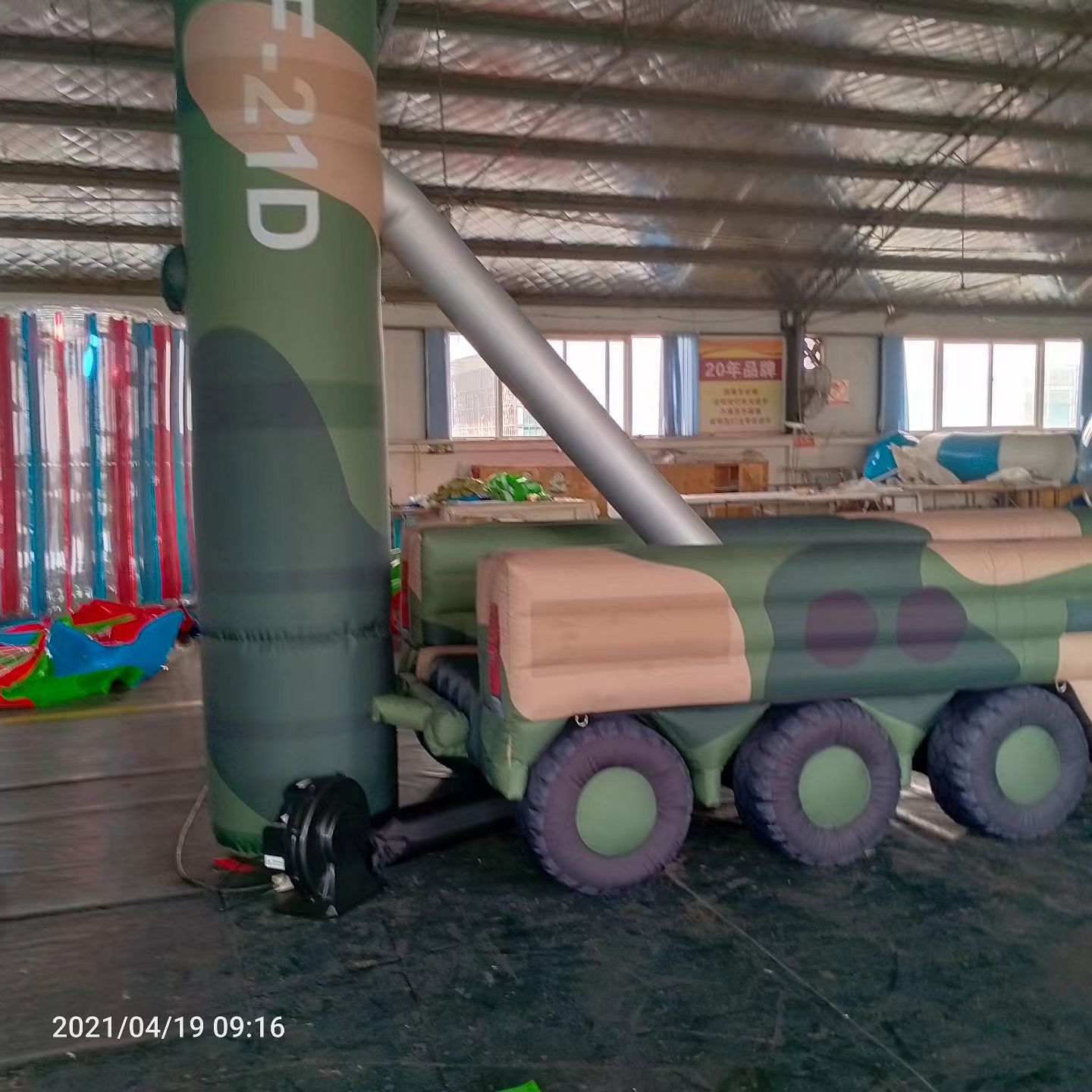 如皋军事演习中的充气目标车辆：模拟发射车雷达车坦克飞机